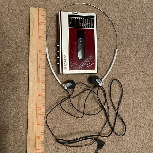 VERY rare Sony walkman F10, smallest cassette player made - Picture 1 of 8